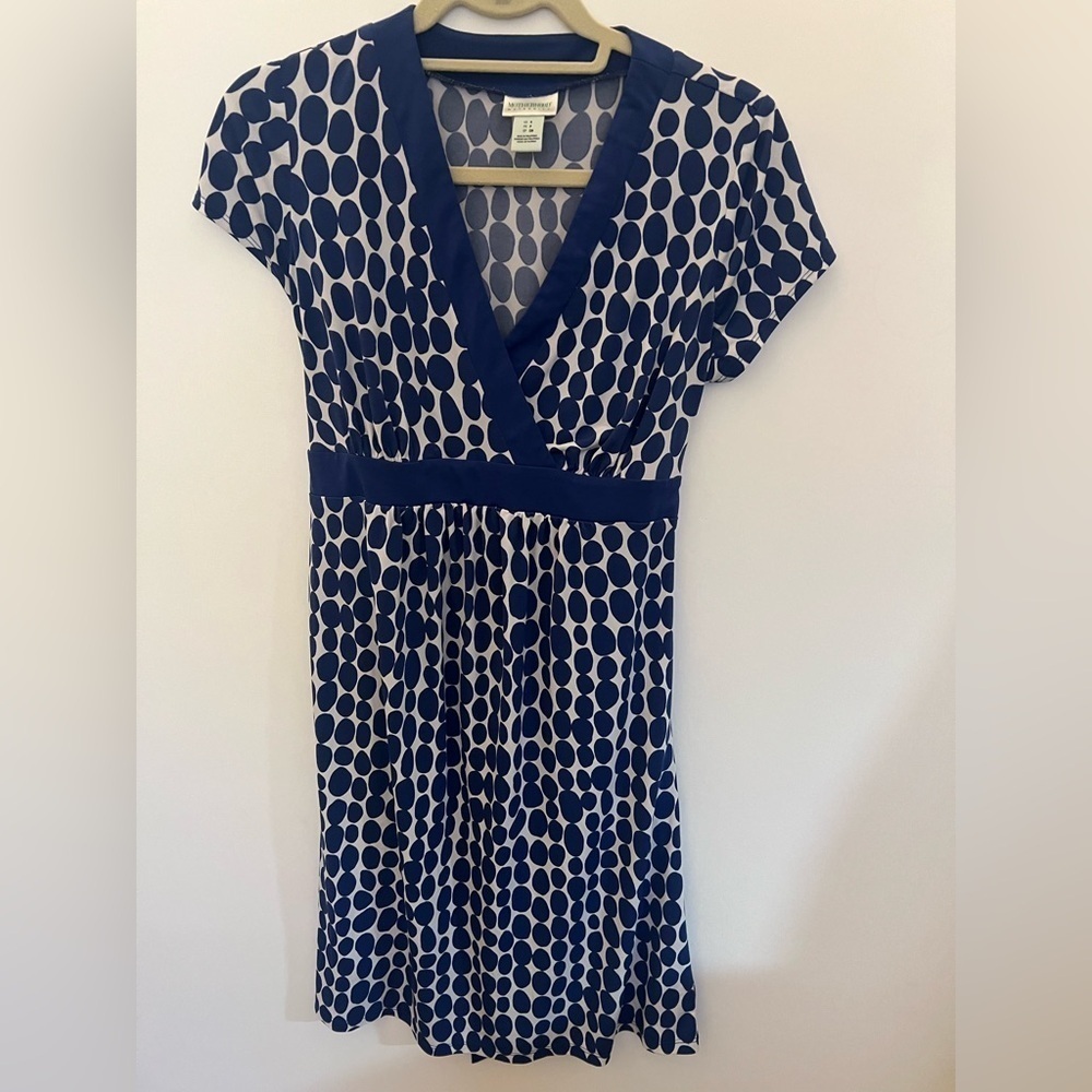 MOTHERHOOD MATERNITY V NECK DRESS. SIZE SMALL PURPLE AND WHITE POLKA DOTS.